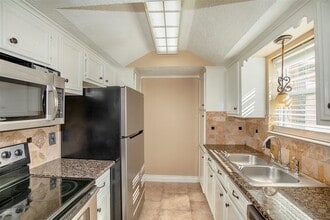 Building Photo - 431 Sunset Dr