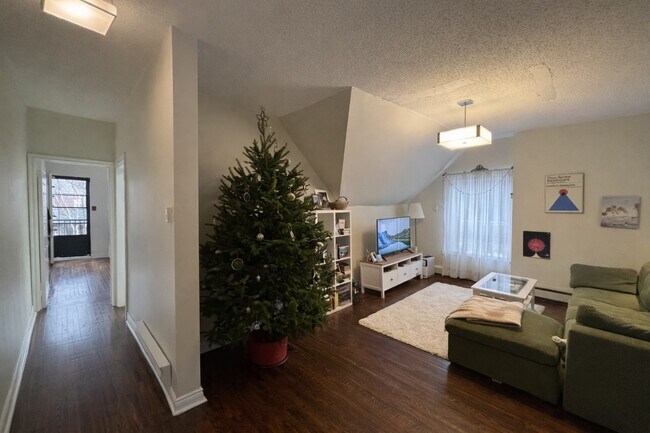 Building Photo - 101-103 Spadina Rd