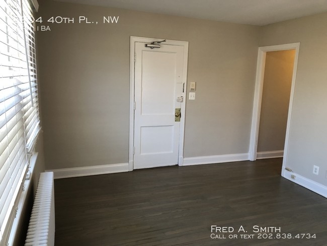 Foto del edificio - 2204 40th Pl NW