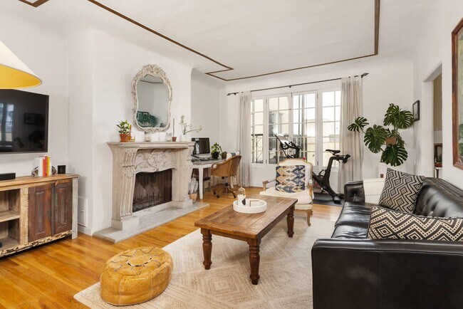 living room - 1345 N Hayworth Ave