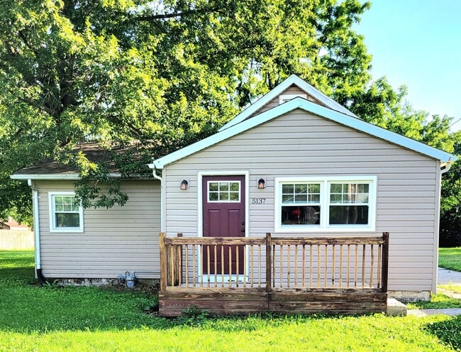 Beautifully Remodeled and Rent Ready. - Beautifully Remodeled and Rent Ready. House