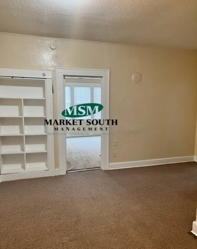 Building Photo - *APPLICATION PENDING!! MIDTOWN APARTMENT