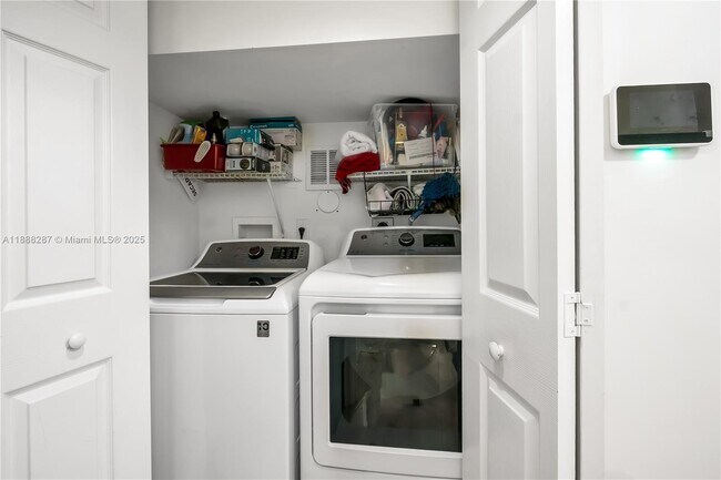 Foto del edificio - 667 NW 208th Dr