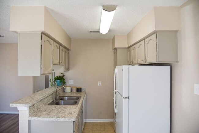 Building Photo - Upgraded duplex on TAMU bus route