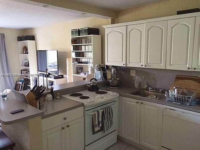 Foto del edificio - 7487 SW 82nd St