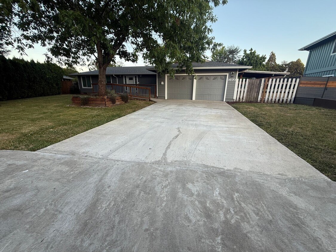 Building Photo - 4 bed 2 bath Adult Foster Care Home, Purpo...