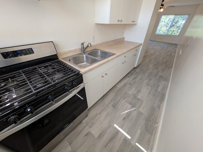 Foto del edificio - 11752 Coldbrook Ave