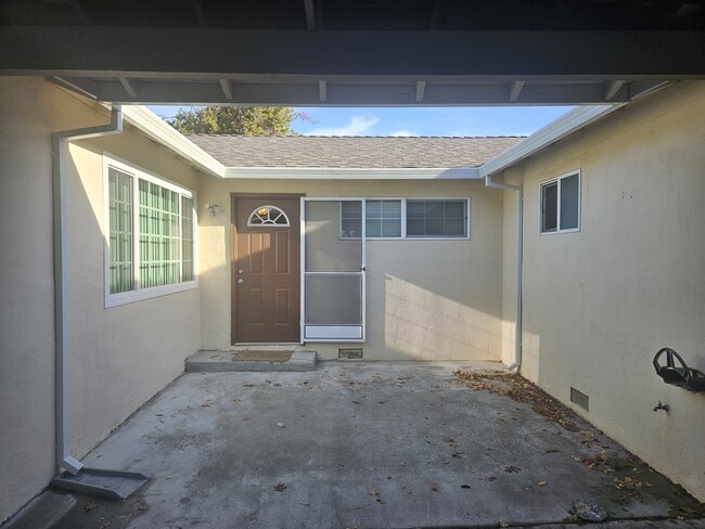 Front courtyard - 328 E Eaglewood Ave