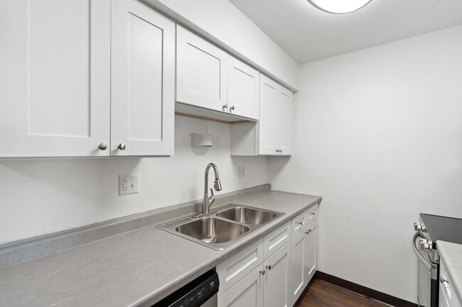 Building Photo - Hillcrest Apartments