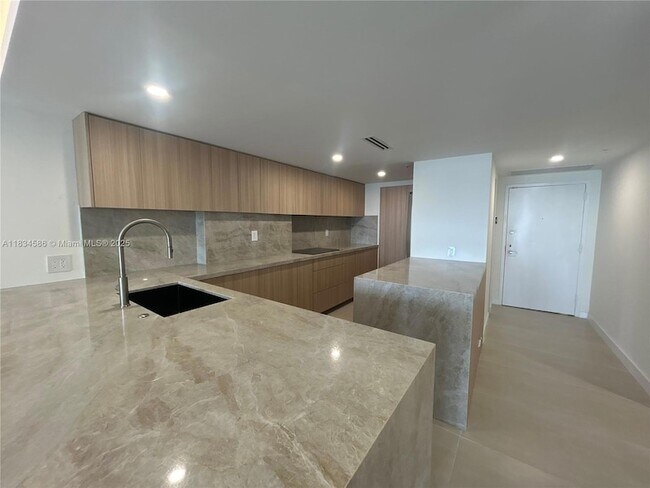 Foto del edificio - 1717 N Bayshore Dr
