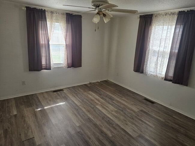 Building Photo - 3 bedrooms and a large yard