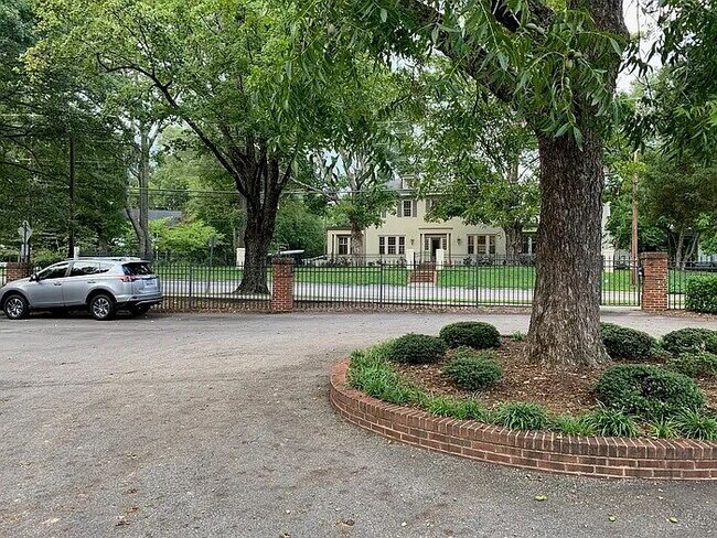 Foto del edificio - 1405 Governors Ct