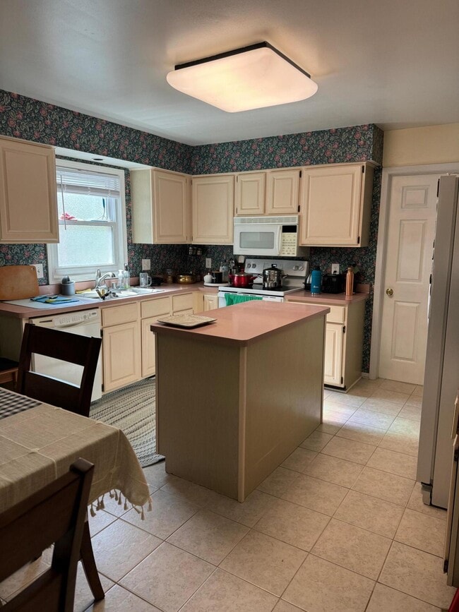 Building Photo - 456 Essex Dr