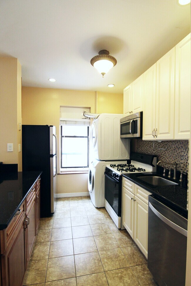 Building Photo - 320 W 111th St