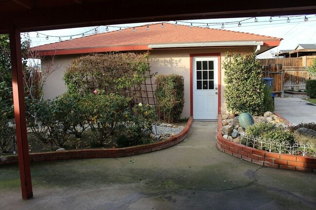 Building Photo - 1804 Duke Dr