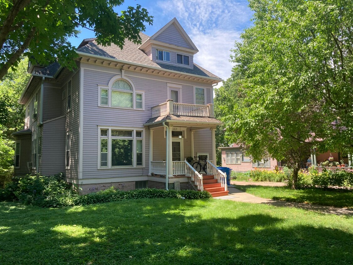 Primary Photo - 219 Forest Ave