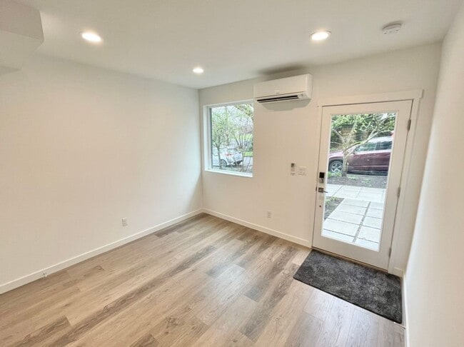 Building Photo - Elegant Wallingford Townhome