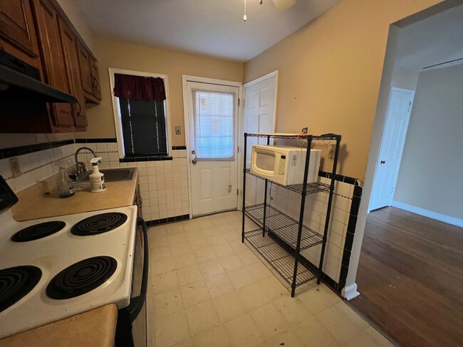 Building Photo - Private Charming Home