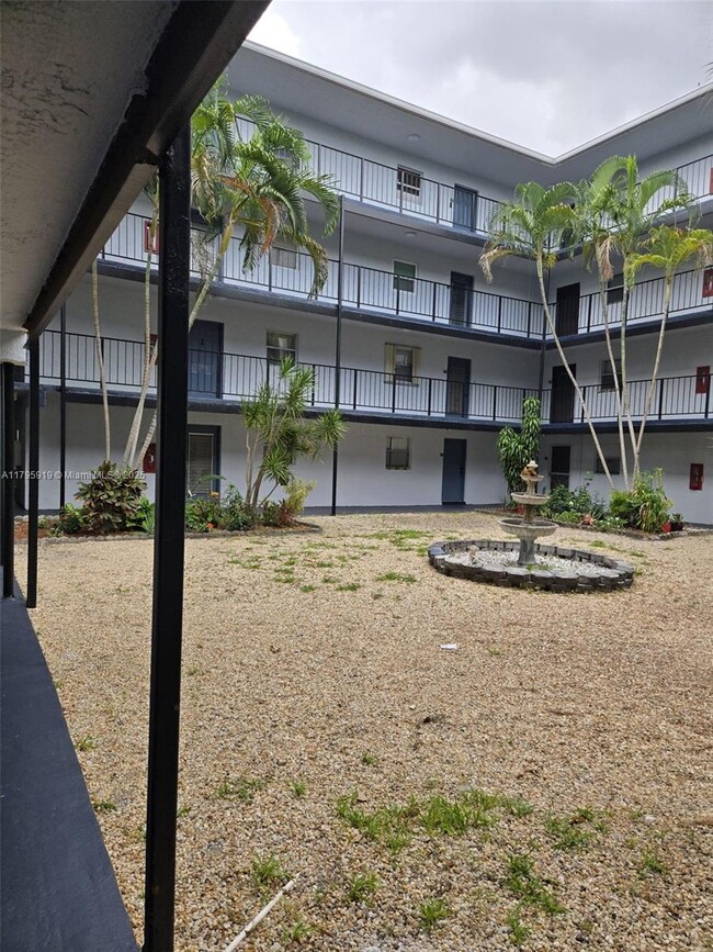 Foto del edificio - 2860 Somerset Dr