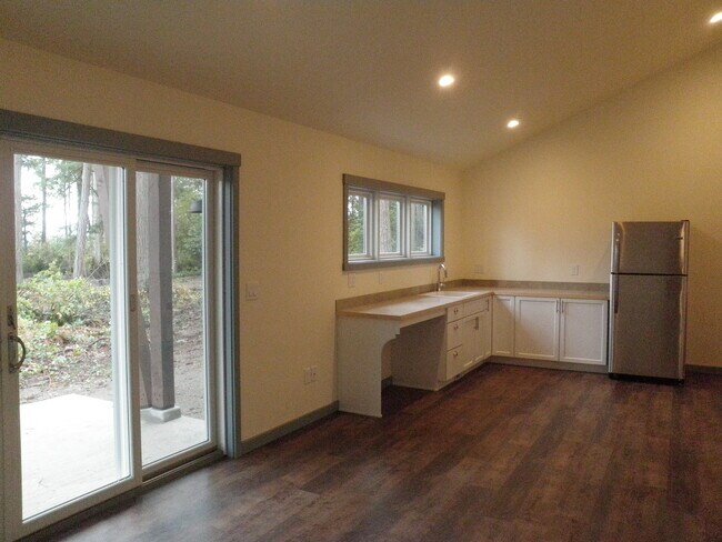 Living area with bar counter - 7013 Stanich Ave