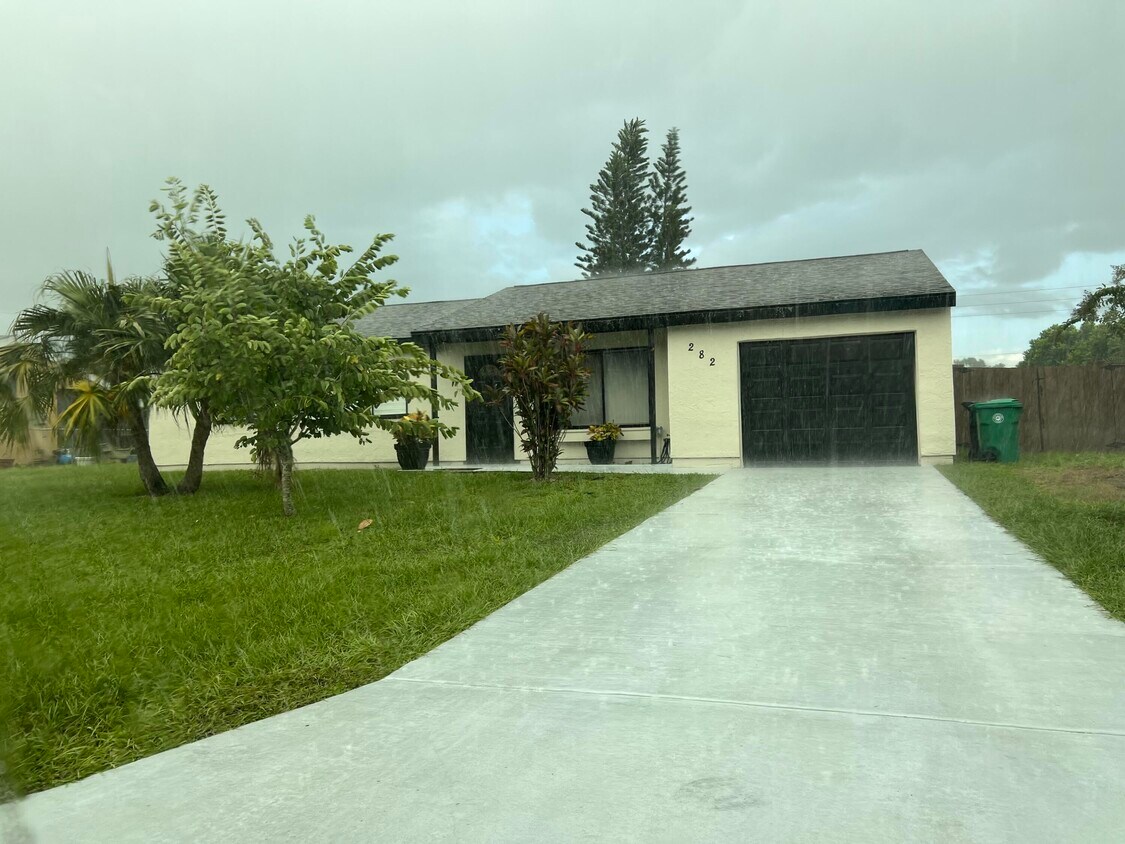 Foto principal - 282 SW Bridgeport Dr