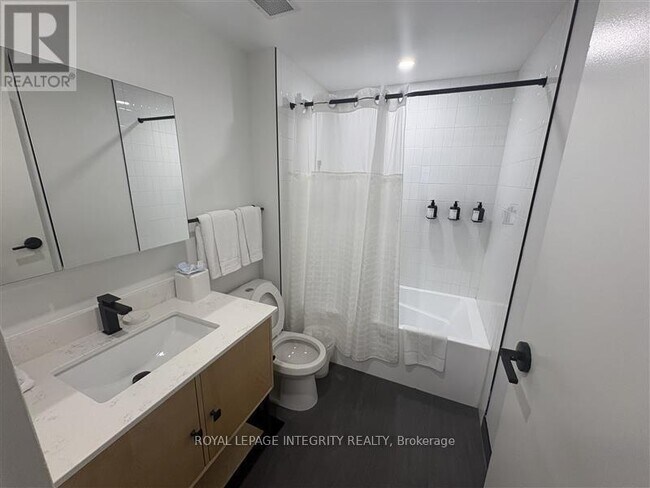 Building Photo - 161 Laurier Ave W