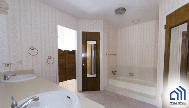 Foto del edificio - 6 MONTH LEASE!! SPACIOUS Southland 4 bed/3...