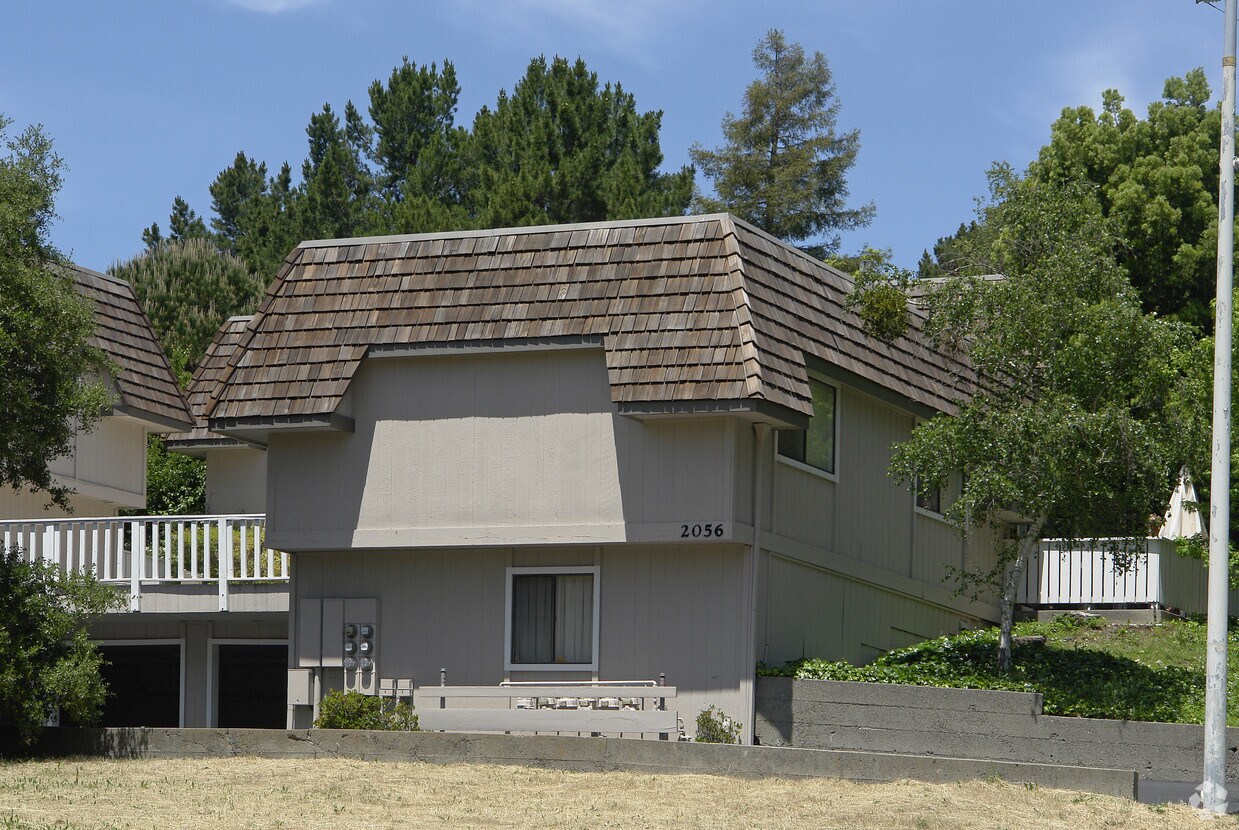 Building Photo - 2056 Ascot Dr