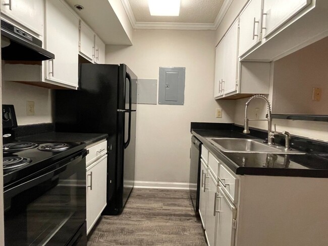 Foto del edificio - NEXT MONTH's RENT FREE! RENOVATED 1BD COND...