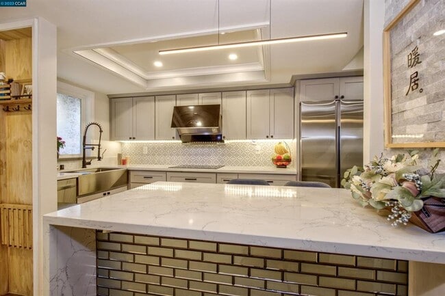 Building Photo - Fabulous townhome style condo in an upscal...