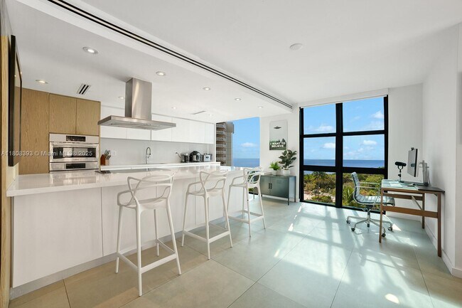 Foto del edificio - 1121 Crandon Blvd