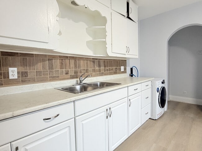 Building Photo - 491 Church St