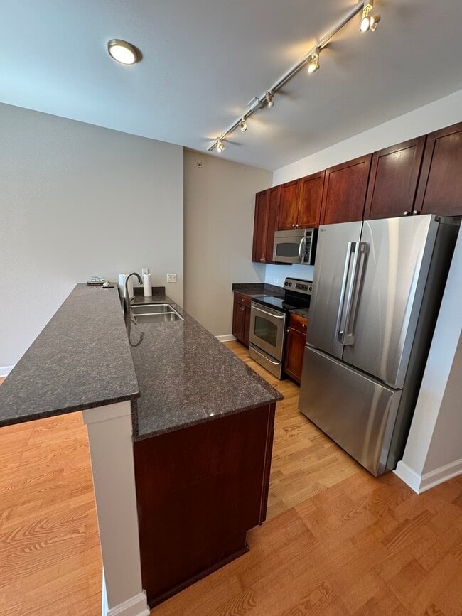 Building Photo - 1235 S Prairie Ave
