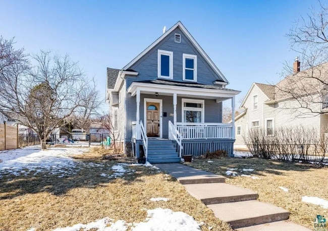 Building Photo - 711 E 8th St