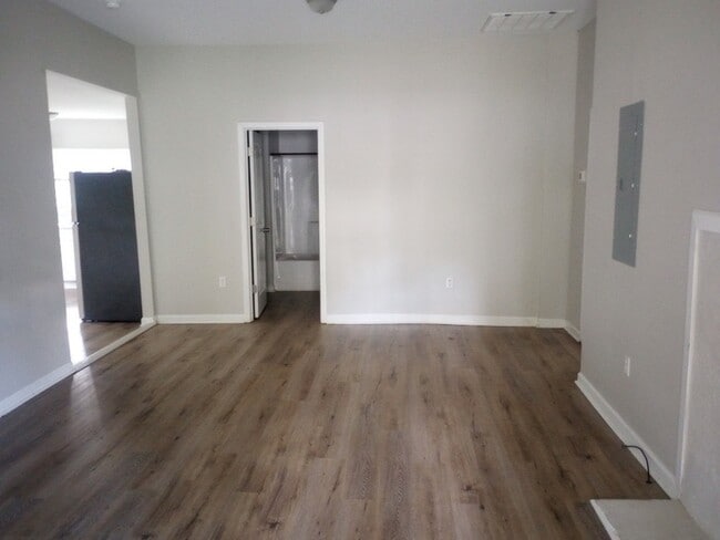 Building Photo - 3 Bedroom 2 Bathroom House