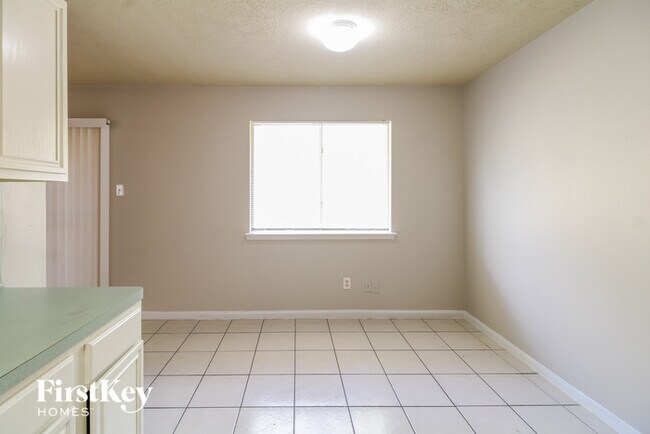 Foto del edificio - 4727 Falcon Forest Dr