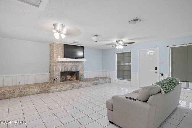 Building Photo - 507 E Broussard Rd