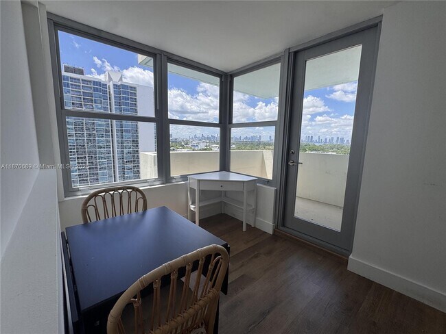 Foto del edificio - 2899 Collins Ave