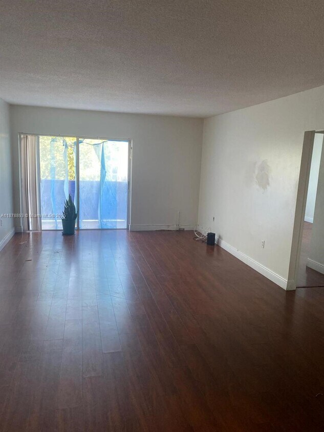 Building Photo - 400 Kings Point Dr