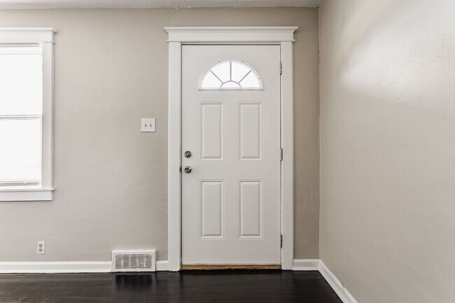 Foto del edificio - AVOID SCAMMERS!! WE DO NOT POST ON CRAIGSLIST!! Charming 2 Bedroom, 1 Bath brick home a block fro...