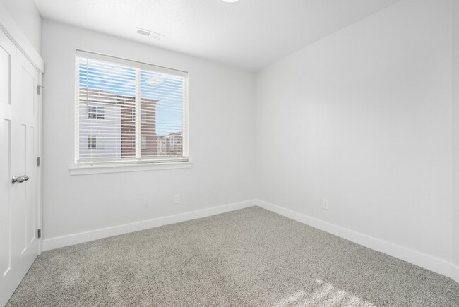 Building Photo - 336 750 N
