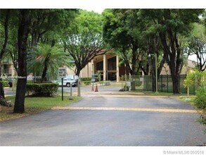 Building Photo - 14211 N Kendall Dr