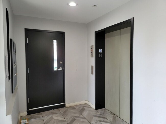 Foto del edificio - 687 E 2nd St
