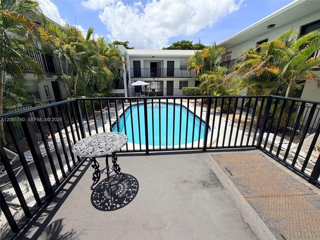 Building Photo - 465 S Royal Poinciana Blvd