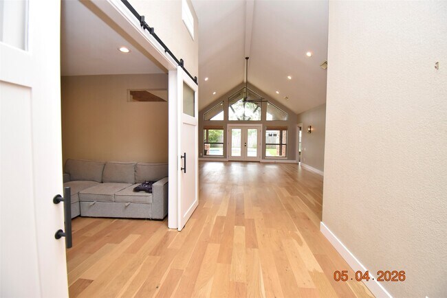 Foto del edificio - 421 Creekside Dr