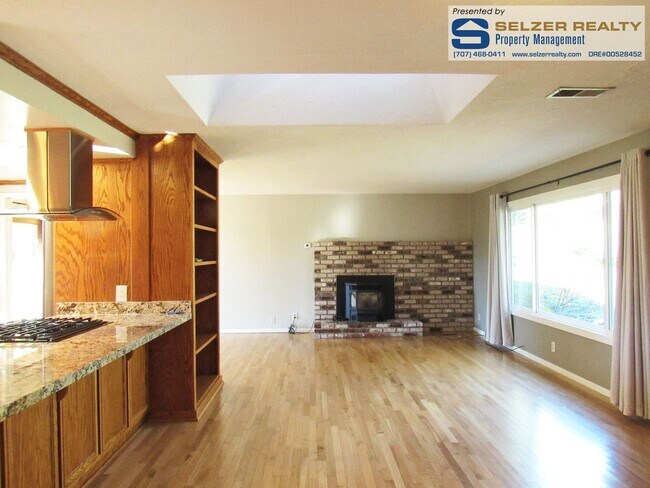 Foto del edificio - Charming 3+ bd. split-level home in the ac...