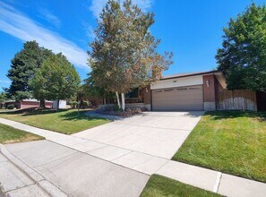 Building Photo - 9961 Blossom Dr