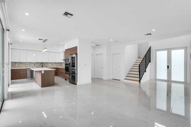 Building Photo - 2510 SW 2nd Ave