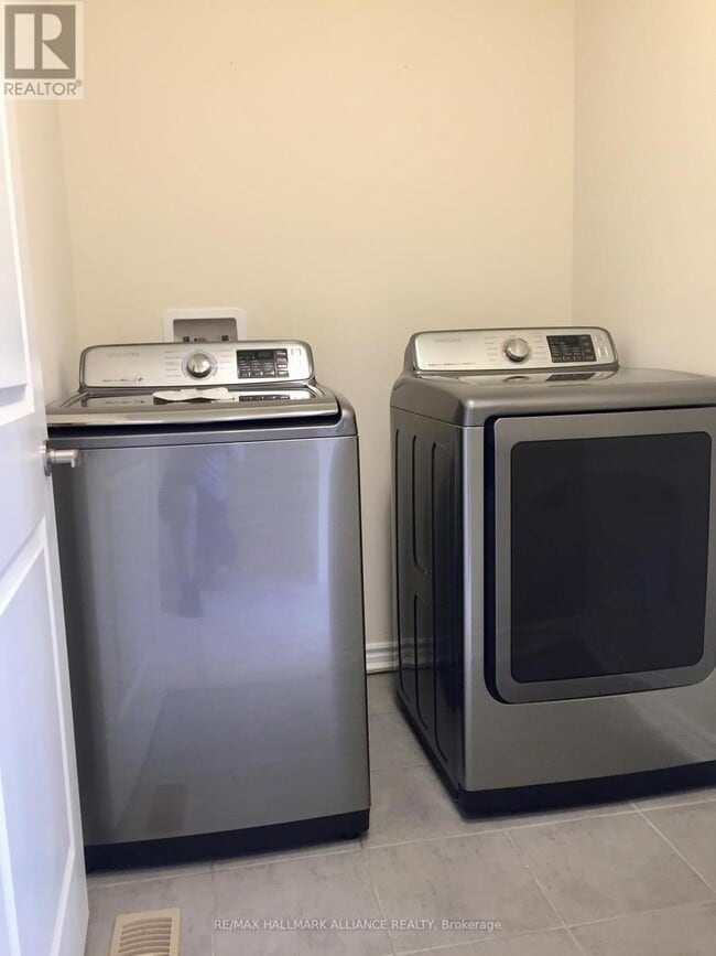 Building Photo - 28 Wannamaker Cres