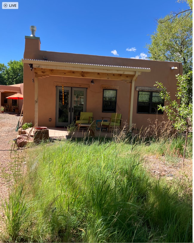 Patio de losas de la casita - 100 Cinco Milagros